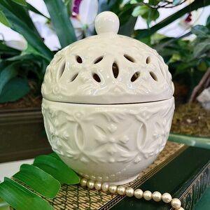 I. Godinger Potpourri Vessel or Candy Dish with Lid Eyelet Opening Ivory